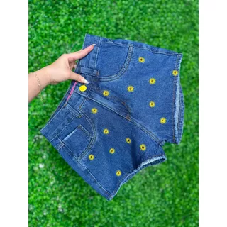 Short Jeans Lavagem Azul Com Bordados De Margaridas Amarelas
