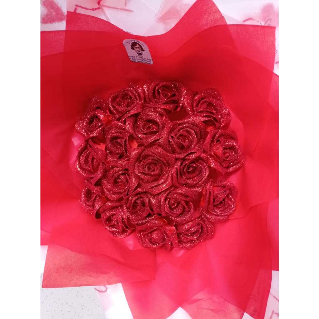 Buquê de Cetim Vermelho com Glitter (20 Rosas) | Shopee Brasil