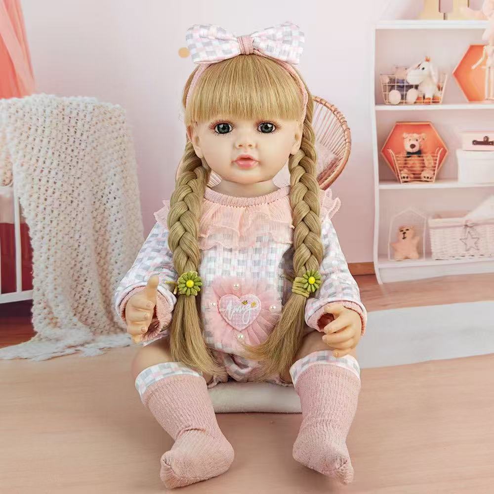 Boneca reborn de 55 cm pode ser vestida e banhada para acompanhar as crianças na brincadeira de casinha de boneca