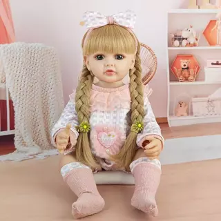 Boneca reborn de 55 cm pode ser vestida e banhada para acompanhar as crianças na brincadeira de casinha de boneca