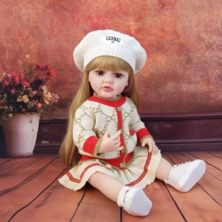 Boneca reborn de 55 cm pode ser vestida e banhada para acompanhar as crianças na brincadeira de casinha de boneca