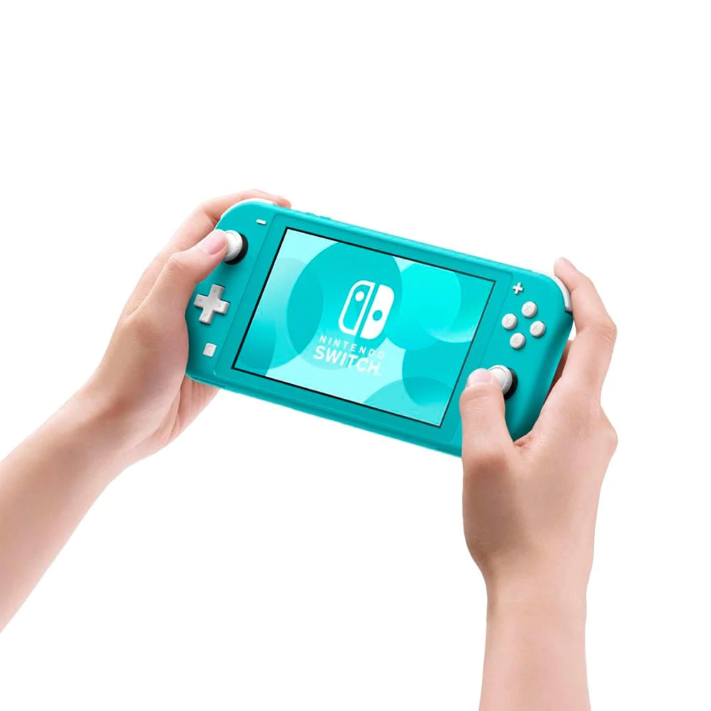 Pessoa segurando o console Nintendo Switch Lite turquesa com as duas mãos durante o uso