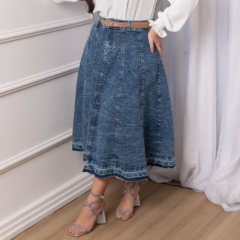 Saia Jeans Rodada Marmorizada Midi com Cinto de Couro Moda