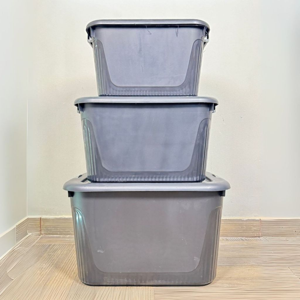 Kit com 3 Containers Plásticos com Trava de Segurança, Rodinhas e ...