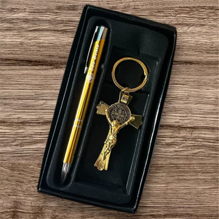 Kit Caneta e Chaveiro Metal Dourado Crucifixo Cruz de São Bento Cristao Religioso Presente
