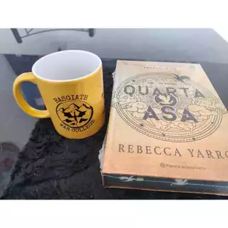 Caneca Quarta Asa (4 Wings,Chama de Ferro, Tempestade de Ônix, Quarta Asa,Livro,Dragões, Violet, Xaden))