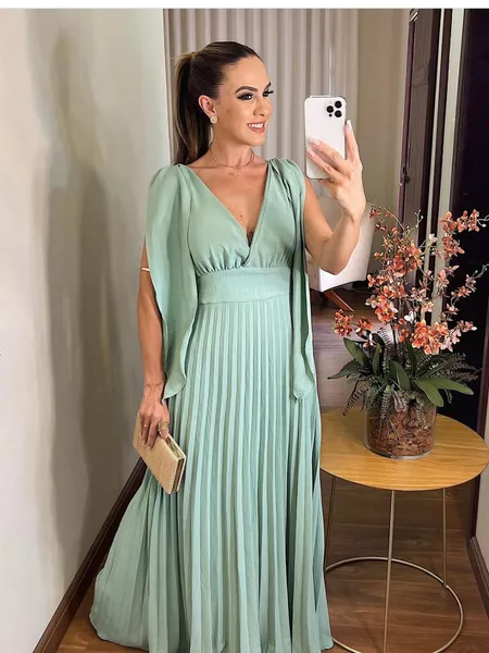 Vestido longo plisado com bojo e decote v em crepe