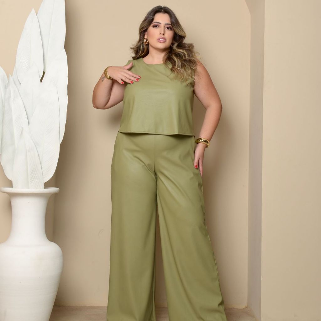 Conjunto Plus Size Feminino Couro Calça e Blusa Estilosa que Valoriza o ...