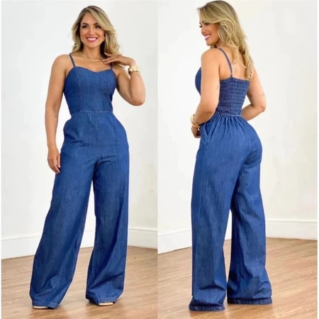 Modelo sorrindo vestindo macacão jeans com detalhe de lastex nas costas, vista frontal e lateral