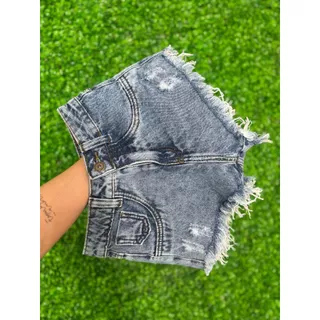 Short Jeans Tradicional Lavagem Clara Com Barra Desfiada