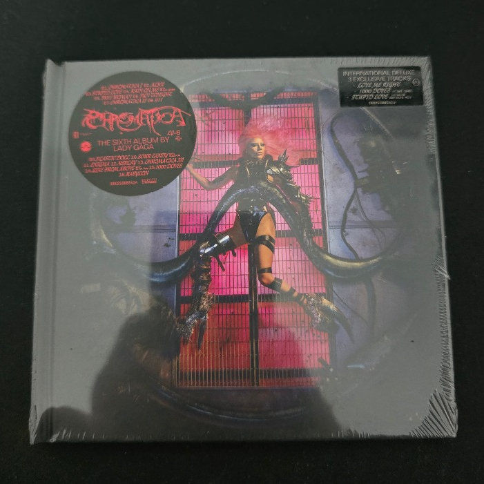 CD Chromatica - Lady Gaga (BOOK - INTERNATIONAL DELUXE) | Shopee Brasil