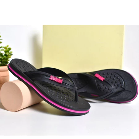 Chinelo plataforma feminino preto com detalhes em rosa