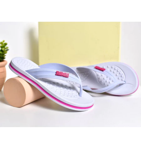 Vista lateral do chinelo plataforma feminino com sola antiderrapante