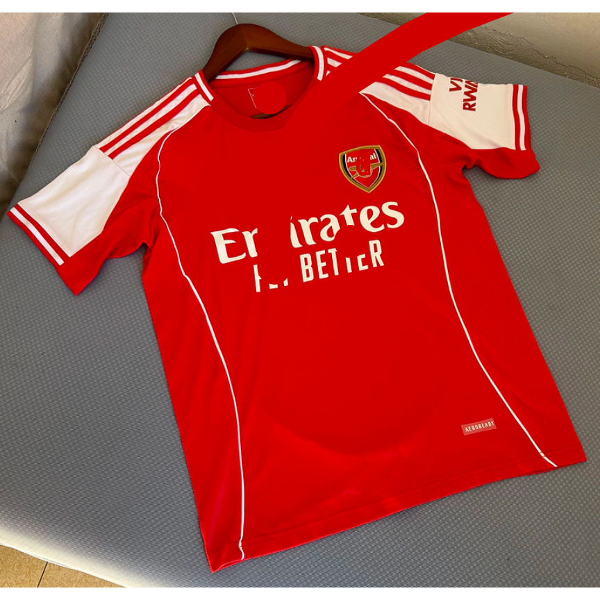 camiseta RED A r s e n a l exclusiva 25/26 escudo