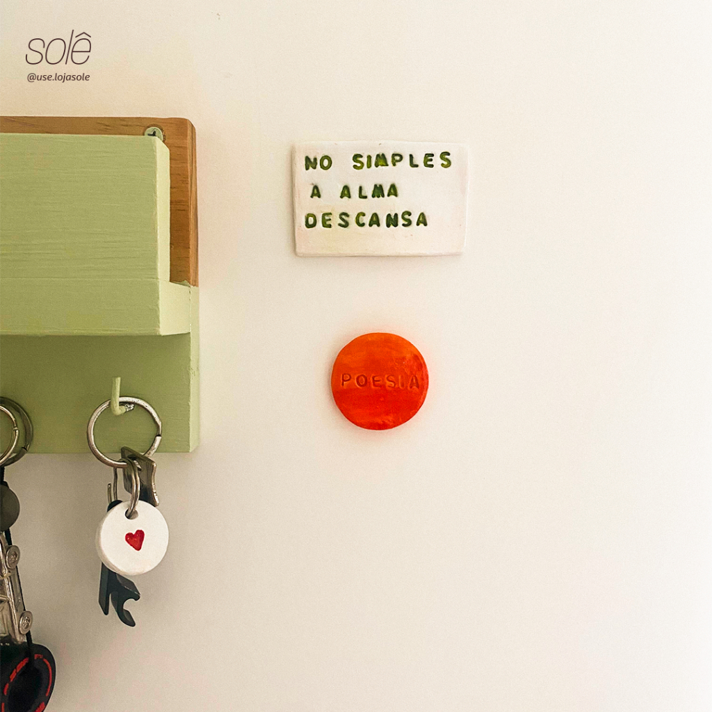Plaquinha Decorativa de Cerâmica Fria "No simples a alma descansa" – Decoração Artesanal para Ambientes Aconchegantes