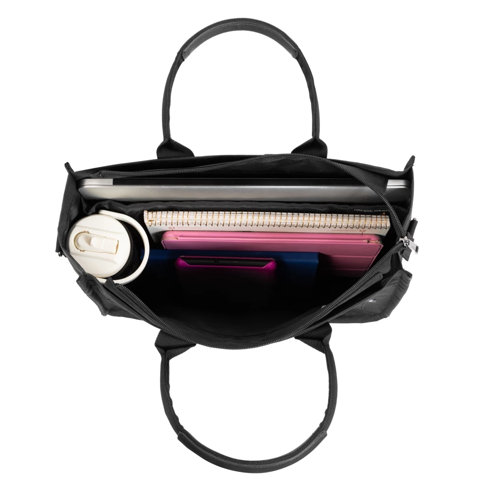 Vista superior interna da Bolsa Tote Gocase aberta e organizada com notebook, caderno, tablet, garrafa térmica e acessórios.
