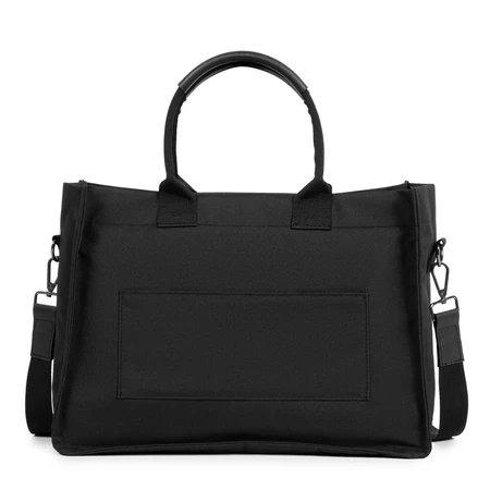 Vista traseira da Bolsa Tote Gocase preta destacando a faixa para acoplamento em malas de viagem e alça tiracolo.