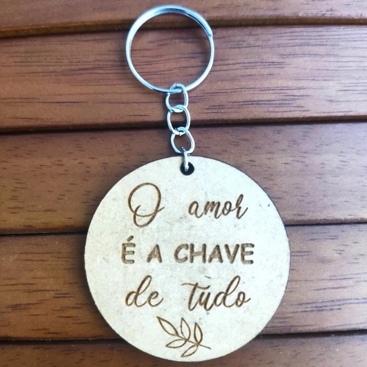 Chaveiro de Mdf redondo lembrancinha casamento noivado o amor é a chave de Tudo