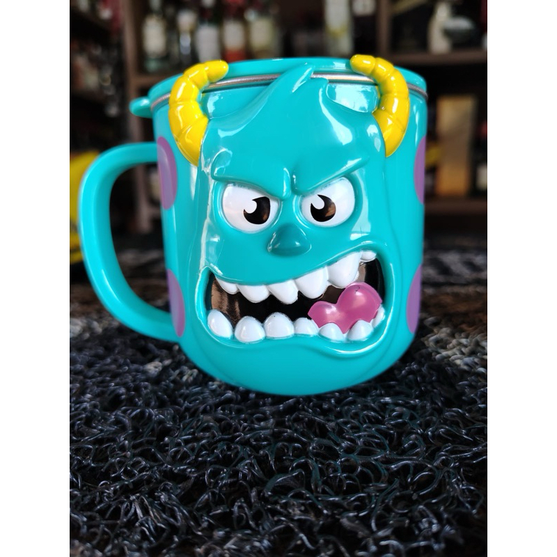 Caneca Monstros S.A com tampa diferente, divertida Mike e Sullivan