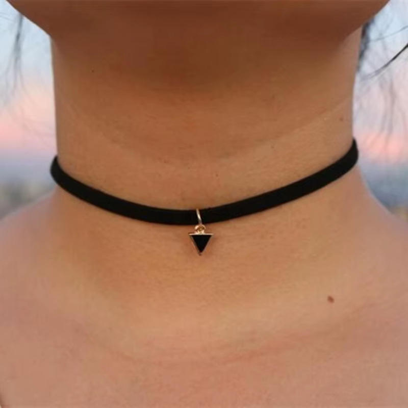 Colar Choker Triangulo Preto Veludo Gargantilha Geometrico | Shopee Brasil