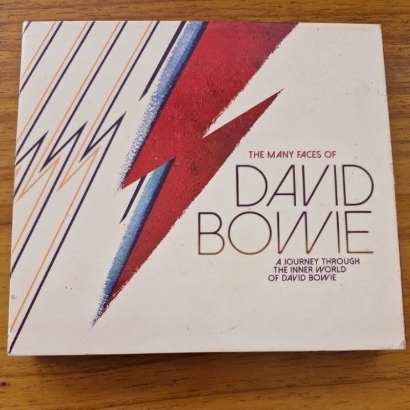 David Bowie - The Many Faces of David Bowie. | Shopee Brasil