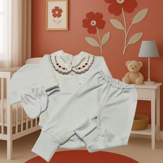 Kit 4pç – Body Bebê Gola Bordada + Calça Mijão Pé Reversível, Touca e Luva – Conforto e Charme