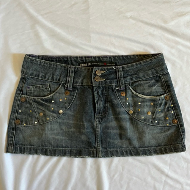 Mini saia jeans cintura baixa lavagem clara com brilhos e detalhes ...