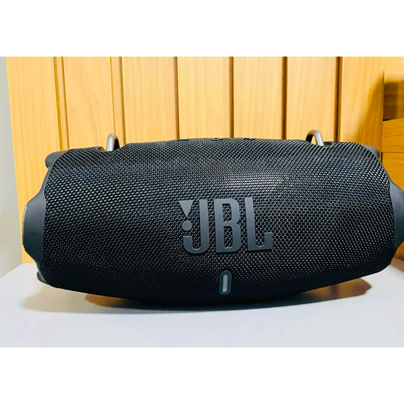 Caixa de som bombox extreme 4 a prova d’água com até 12 horas de bateria.