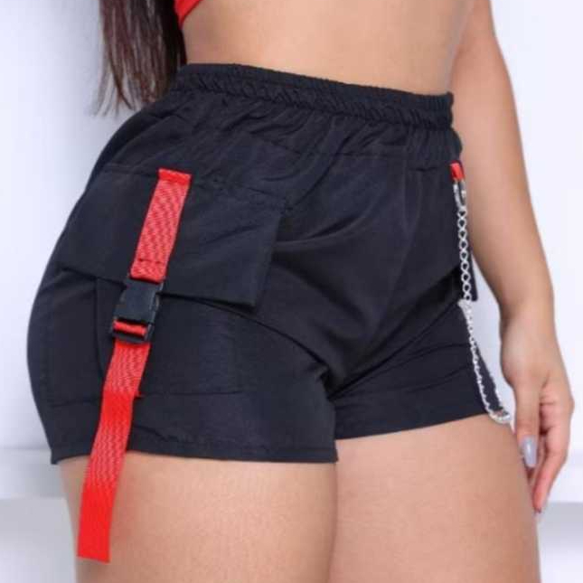 Short Shortinho Alice Tactel com Bolso Cargo e Corrente Faixas