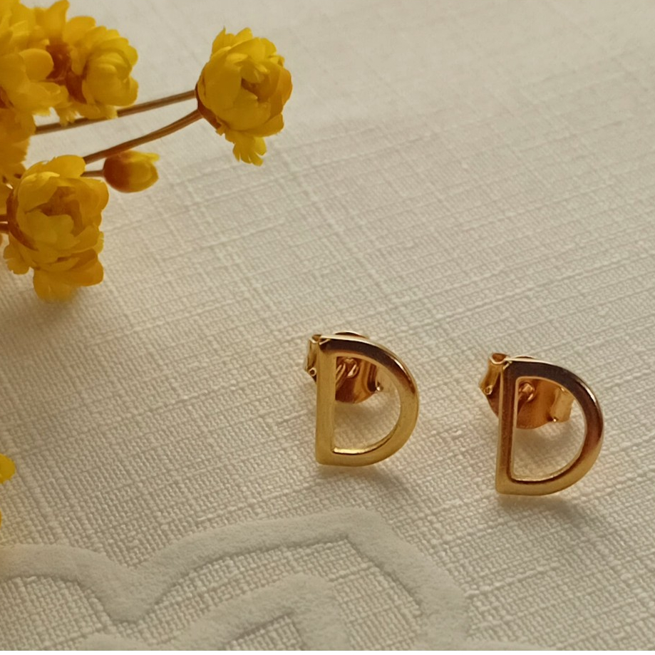 Brinco Letra D – Semijoia Banhada a Ouro 18k | Shopee Brasil