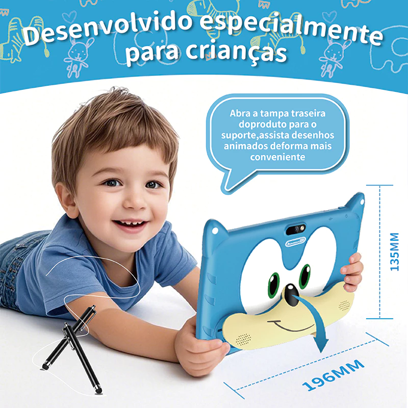 Criança usando o tablet infantil com sorriso