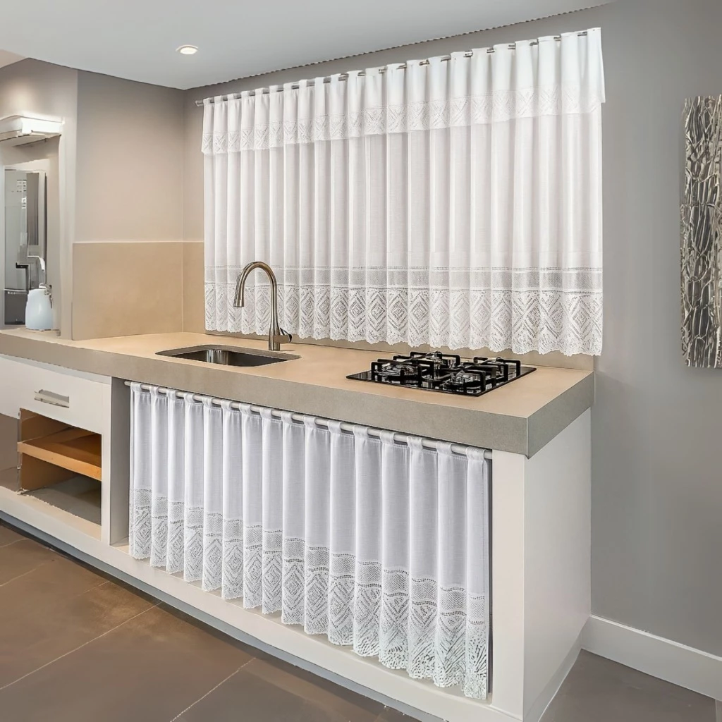Ambiente de cozinha decorado com cortinas de renda branca na janela e sob a bancada da pia.