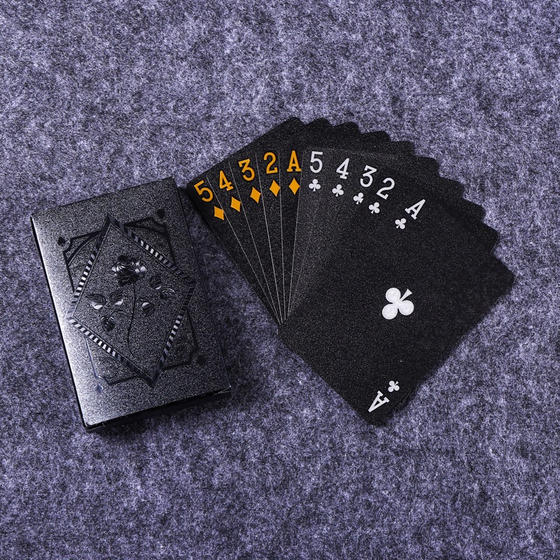Baralho cor Preto e Ouro à prova de água, com ROSA PRETA NO VERSO DAS CARTAS.