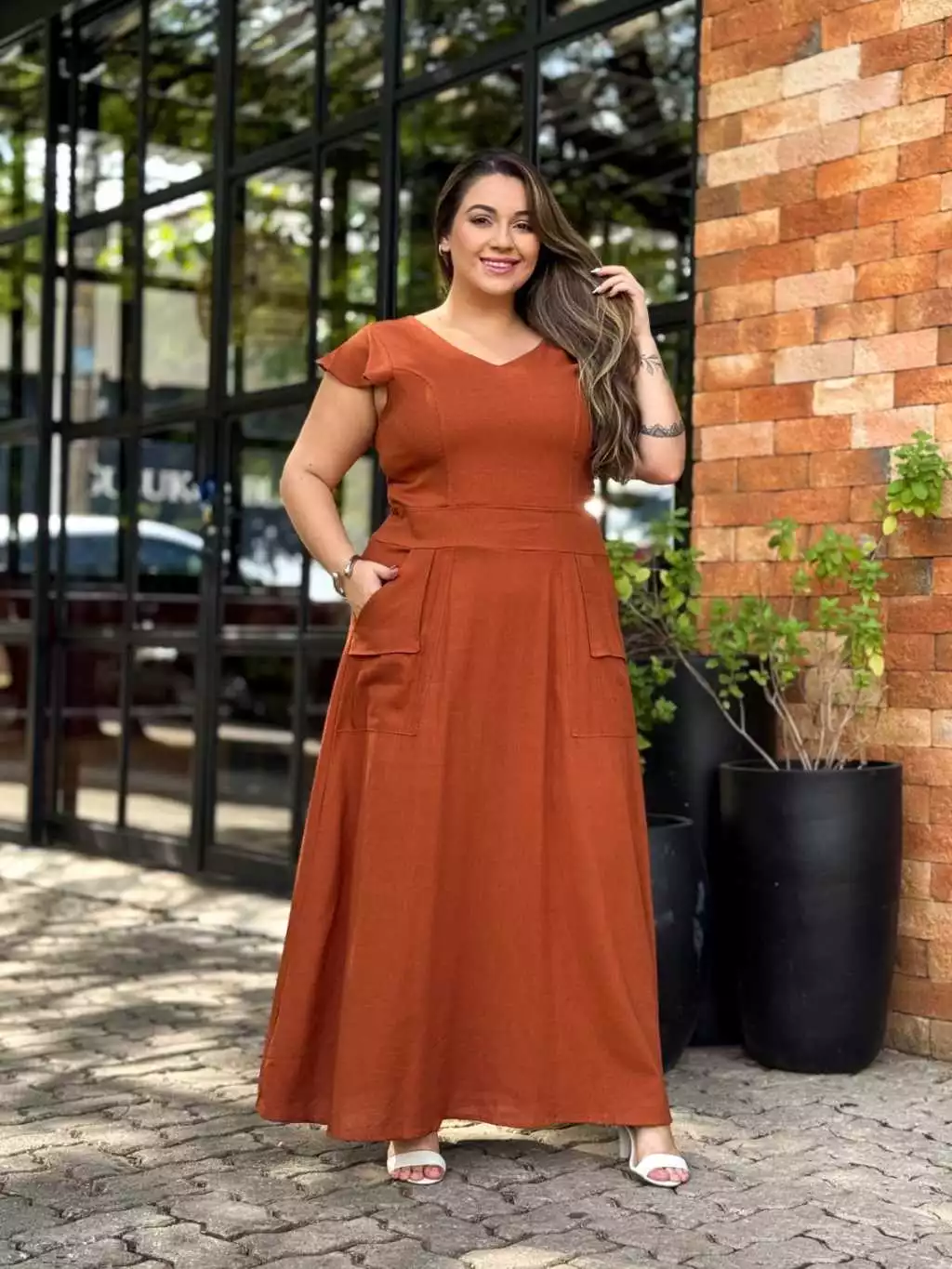 Vestido Plus Size Longo em Linho com Bolsos