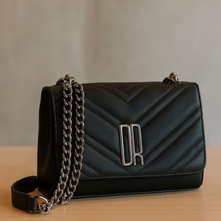 Bolsa transversal pequena com alça de corrente