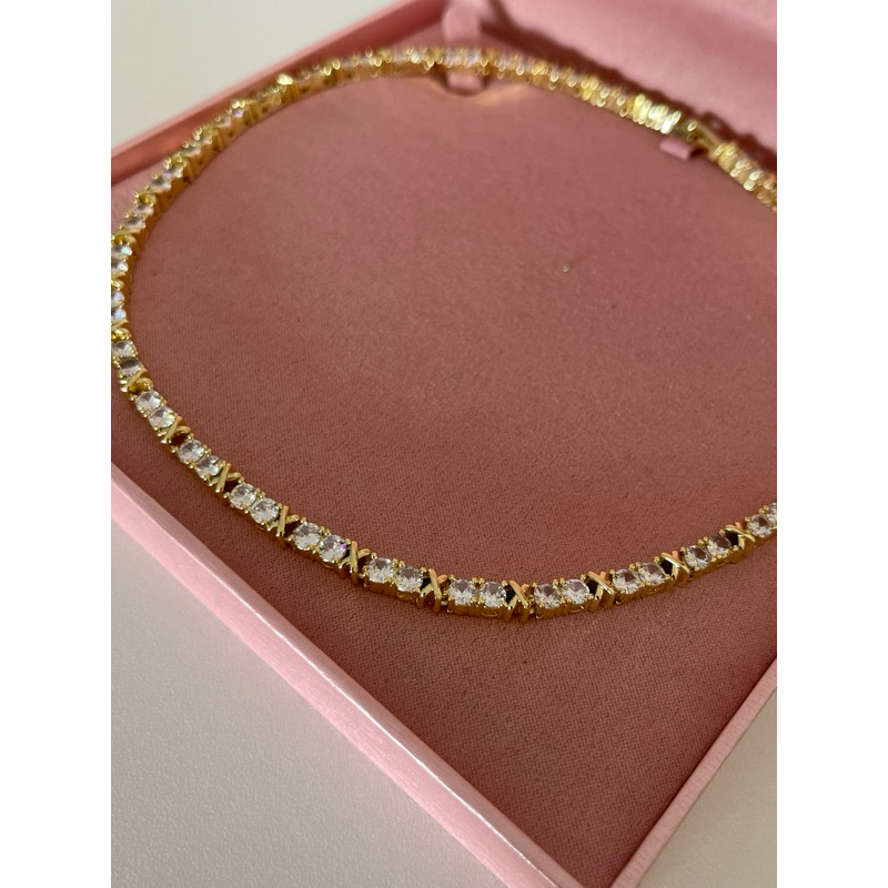 Colar todo dourado com detalhes em x