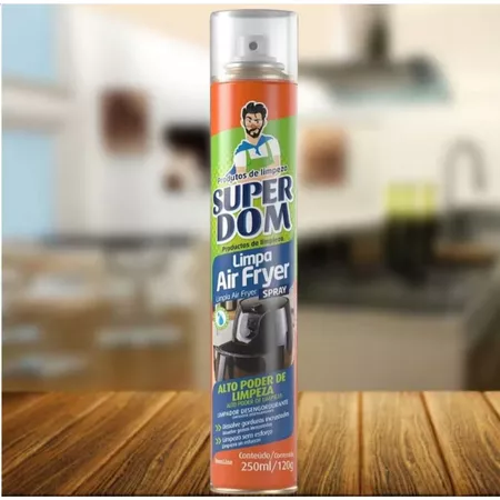 Frasco de spray SuperDom Limpa Air Fryer de 250ml com rótulo laranja e azul, apresentando um mascote barbudo e a imagem de uma air fryer, em um fundo de cozinha desfocado.