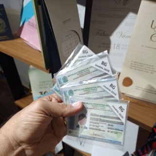 Capa RG em Plástico Transparente - Protetor de Documento Compacto e Resistente