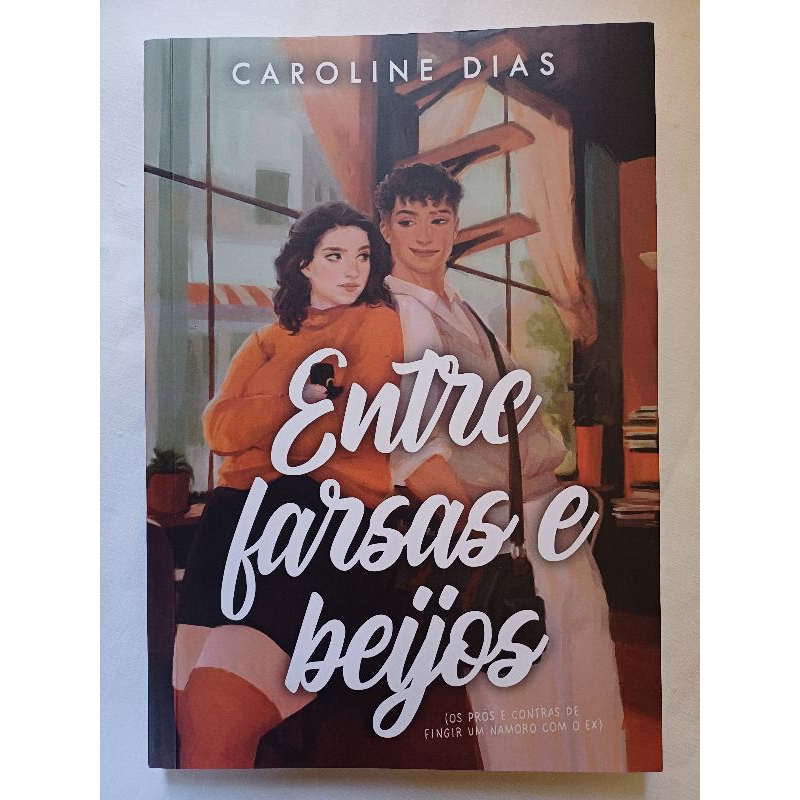 Livro Entre Farsas e Beijos - Caroline Dias | Shopee Brasil