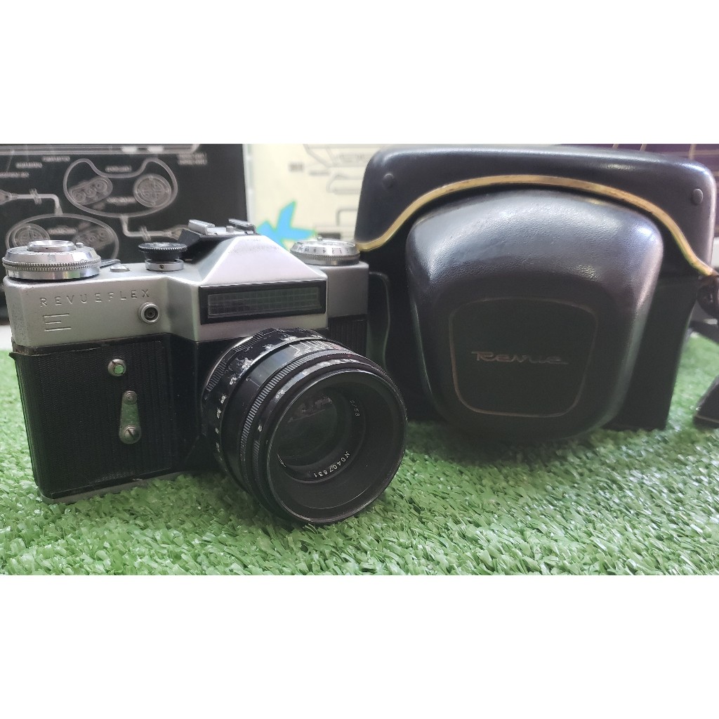 Camera REVUEFLEX E Russa com objetiva e bolsa toda original, sem