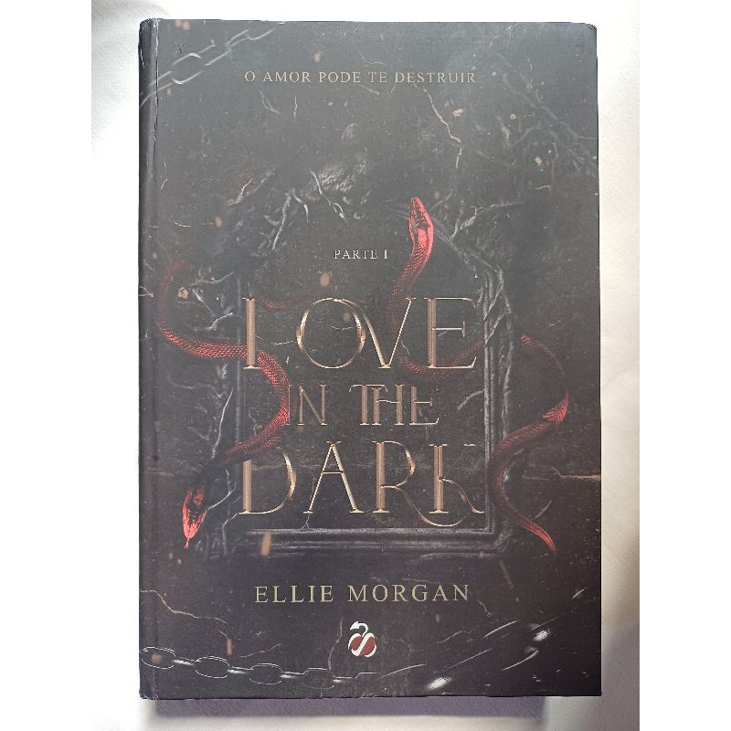 Livro Love in the Dark - Ellie Morgan (capa dura) | Shopee Brasil