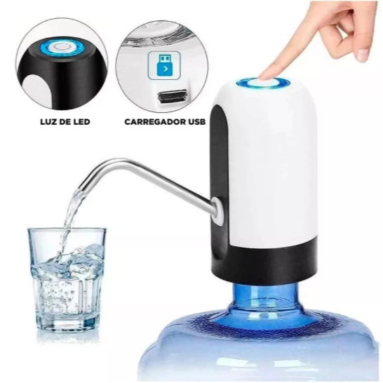 Bomba elétrica de galão dispensando água em um copo, com detalhes ampliados da luz de LED no botão superior e a entrada do carregador USB, demonstrando o funcionamento prático do aparelho.