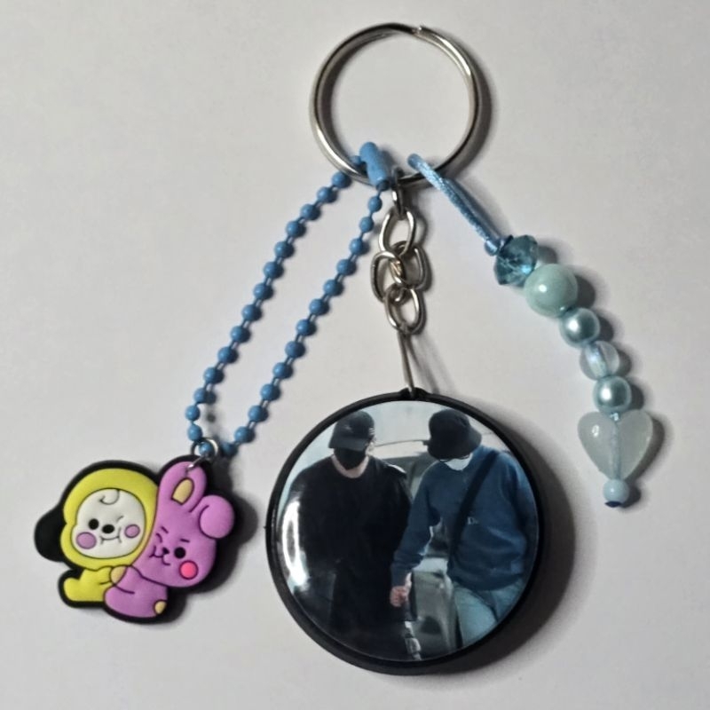 CHAVEIRO JIKOOK DUPLA FACE COM PINGENTE E MIÇANGAS | Shopee Brasil