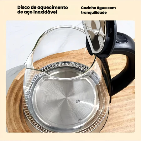 Fundo de chaleira elétrica de vidro e aço inox sobre tábua de madeira