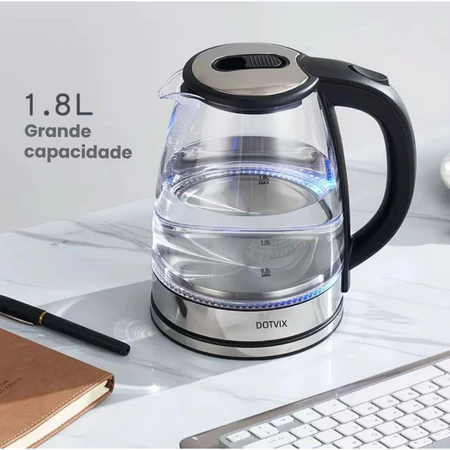 Chaleira elétrica de aço inox e vidro 1.8L sobre mesa com teclado e caderno