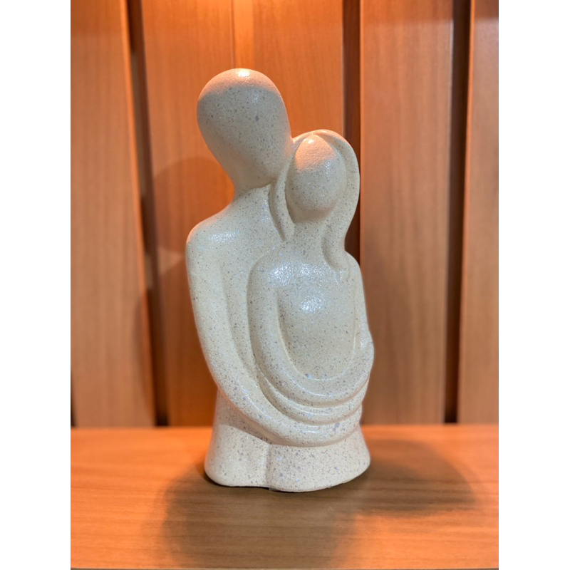 ESCULTURA DECORAÇÃO SALA QUARTO CASAL APAIXONADO COR BEJE COM PINGADO DE LUXO E ELEGANTE