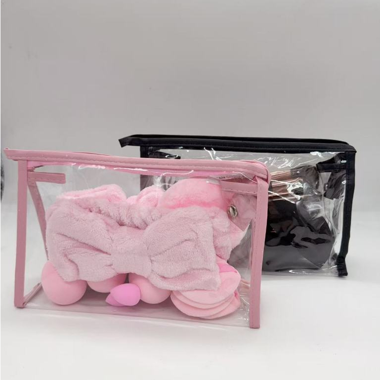 Bolsa rosa com acessórios de maquiagem