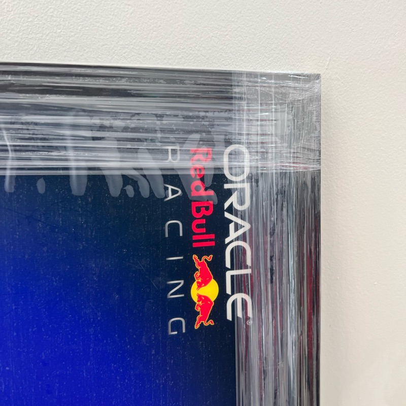 Quadro Moldura Expositor com Impressão UV no Acrílico RedBull Red
