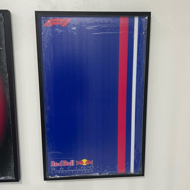 Quadro Moldura Expositor com Impressão UV no Acrílico RedBull Red
