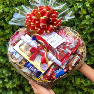 Cesta de chocolate em Formato de coração decorado com laço Artesanal - ideal para qualquer ocasião